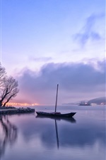 Vorschau des iPhone Hintergrundbilder Am frühen Morgen, Morgendämmerung, Lichter, See, Reflexion, Boot, Bäume, Nebel