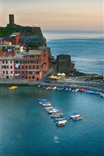 iPhone обои Верназза, Cinque Terre, Италия, море, берег, залив, лодки, здания, сумерки