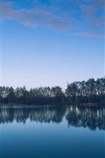 iPhone обои Озеро, деревья, отражение воды, голубое небо