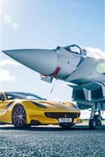 Предварительный просмотр обоев iPhone Ferrari F12 желтый суперкар и истребитель
