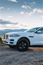 Opinião lateral branca do carro do Jaguar F-Pace SUV