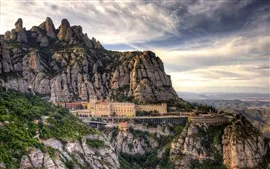 Aperçu fond d'écran Espagne, Barcelone, montagnes, Santa Maria de Montserrat, maison, nuages