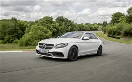 2 014 Mercedes-Benz AMG C63S voiture blanche