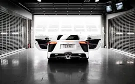 壁紙のプレビュー 2012レクサスLFAホワイト車のリアビュー、翼