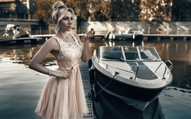 Modell Mädchen, rosa Rock, Boot