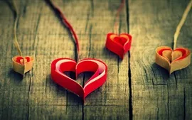 Aperçu fond d'écran Origami art, papier, coeurs rouges d'amour, fond en bois