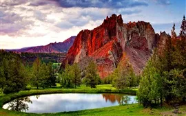 Montagnes roche rouge, arbres, lac, herbe, nuages