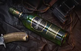 Aperçu fond d'écran Une bouteille de whisky, couteau, cuir