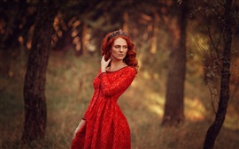 Красная юбка девушка, лес