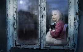 壁紙のプレビュー かわいい子の少女と子猫、窓を見て