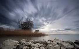 Lac, roseaux, pierres, cabane