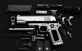 Aperçu fond d'écran Pistolet démonté pièces métalliques, arme