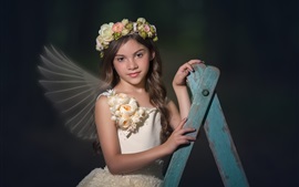 Menina bonitinha de cabelo encaracolado, flores, grinalda, asas, anjo