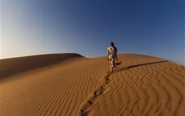 Aperçu fond d'écran Fille marchant dans le désert, les sables