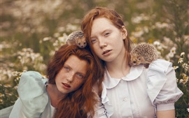 Dos chicas, pelo rojo, pecas, erizos