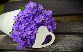 Многие фиолетовые цветы, ваза, букет