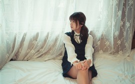 Linda menina chinesa, cama, cortina